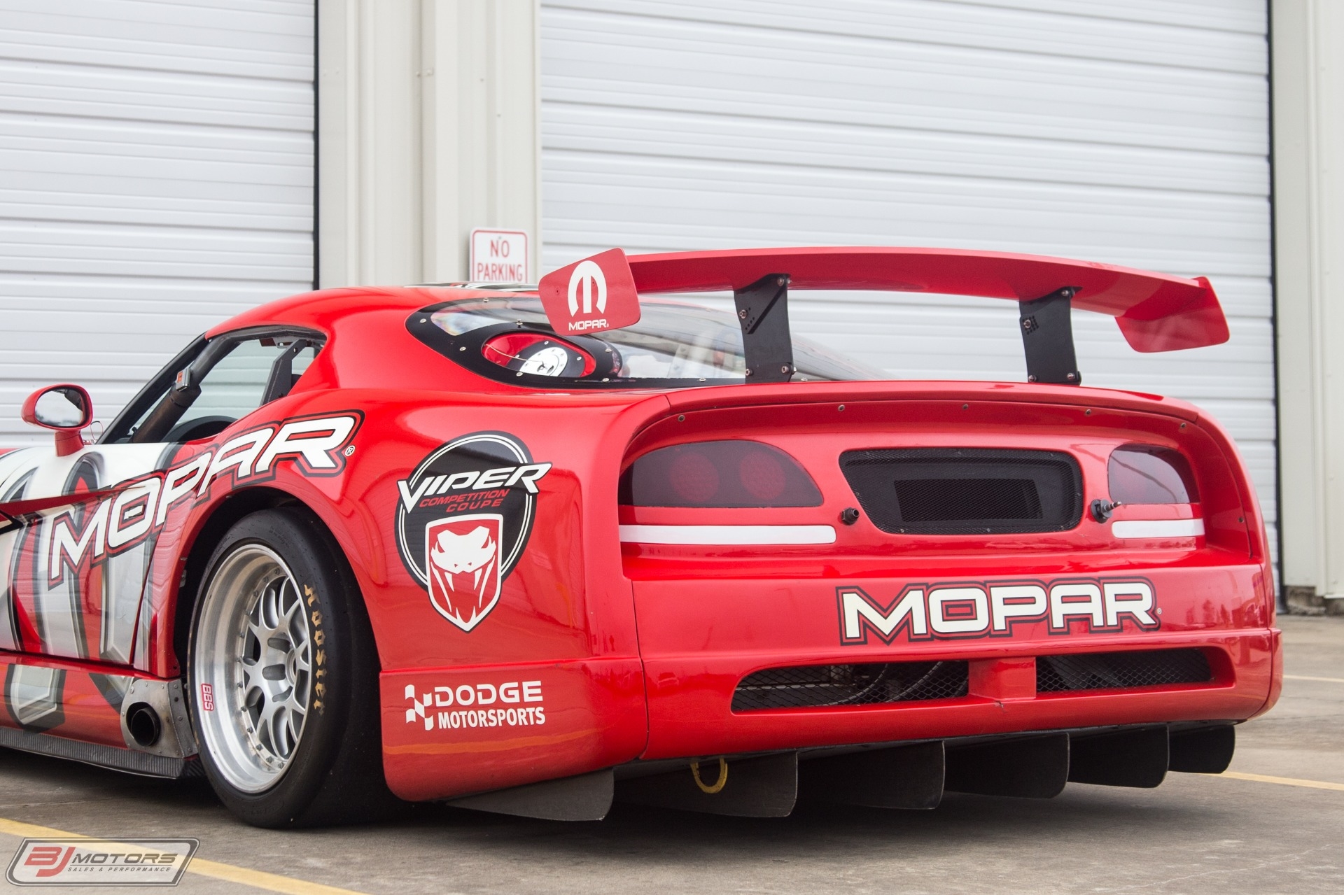 Машина dodge Viper srt 10