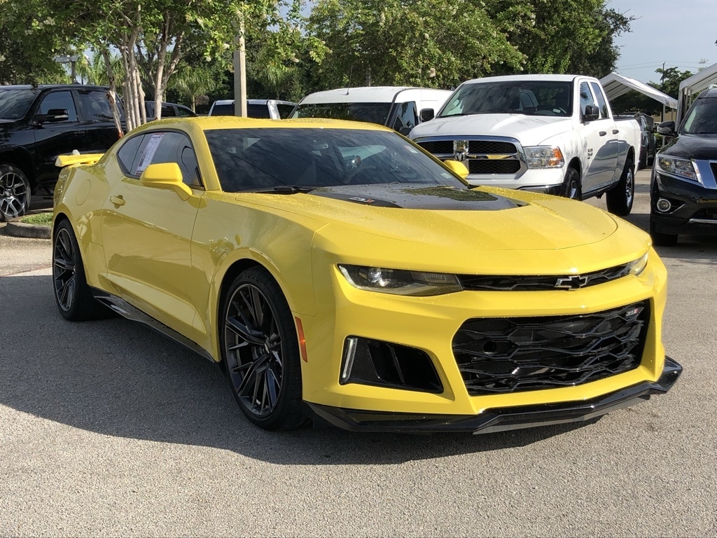 Chevrolet Camaro 2018 желтая